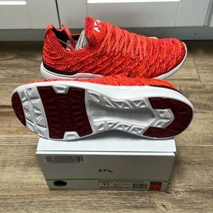 APL Women’s Techloom Wave, red.